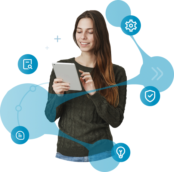 Mujer de pie sujetando una tablet